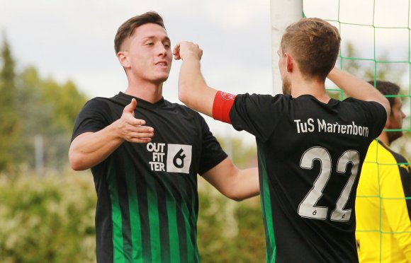 Ein Duo, das noch für viele Tore gut sein könnte: Kapitän Dennis Ritz (r.) bereitete das 2:0 über die rechte Seite vor und bediente Jannik Kern.