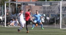 Schon da hätte wäre fast der Siegtreffer der Gäste gefallen: Der Gimbsheimer Stürmer Adrianao Fragomeli kann diese freie Chance vor VfB-Torwart Mareck Dörr allerdings nicht nutzen.