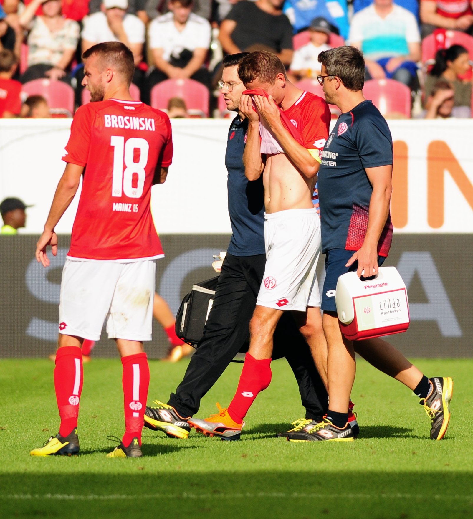 Ahmet Gürleyens Bundesligadebüt erfolgte aus unschönem Anlass: Niko Bungert musste wegen einer Wadenverletzung vorzeitig vom Feld...