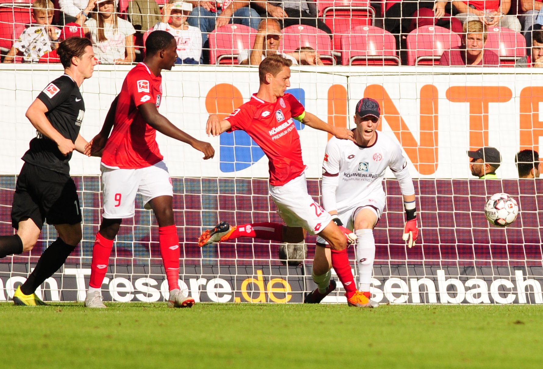 ...nachdem er bis dahin mit Moussa Niakhaté ein starkes Duo in der Innenverteidigung gebildet hatte.