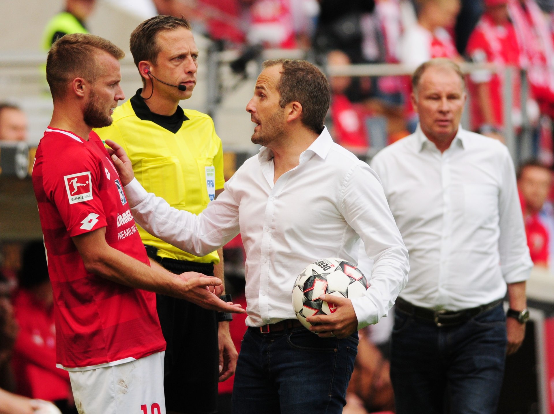 Gib mir die Kirsche, ich werf' sie ein: FCA-Trainer Manuel Baum weiß schon, warum er Daniel Brosinski den Ball nicht aushändigen will - aus dem Einwurf des Mainzer Außenverteidigers entsteht in der dritten Minute der Nachspielzeit das 2:1 durch...