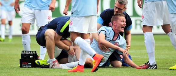 Da mussten Schmerz und Wut raus: Nach dem Foul von Srdjan Lakic sagte Niko Bungert dem FCK-Angreifer noch die Meinung.