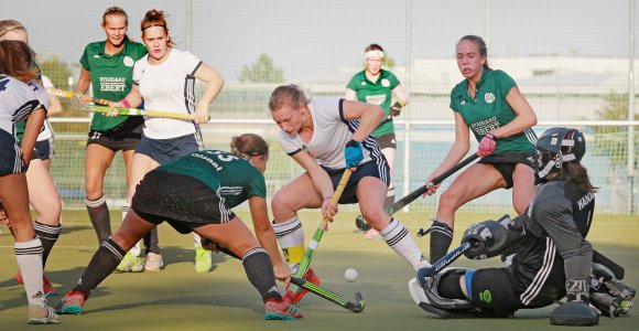 Gewühl vor dem Hanauer Tor (Mitte: Aline Bessling): In einer offenen Partie hatten beiden Mannschaften ihre Offensivszenen, gerade die Mainzer spielten diese aber allzu oft schwach aus. Auch aus dieser Szene der zweiten Halbzeit entstand letztlich kein Treffer.