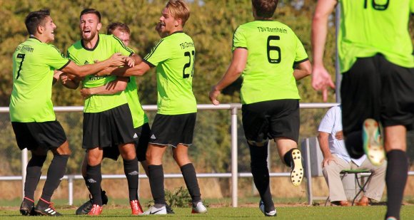 Der Joker stach: Antonio Agati (2.v.l.) schoss den TSV Zornheim in der Nachspielzeit zum Sieg gegen den FSV Saulheim.