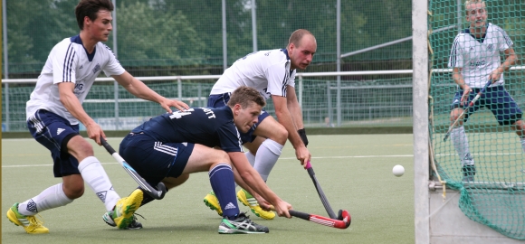 Erfolgreich aufgeholt und dann doch verloren, hier der Anschlusstreffer zum 1:2 durch Paul Hüttemann (nicht im Bild): Der TSV Schott unterlag beim Saisonausklang der HG Nürnberg 2:3.