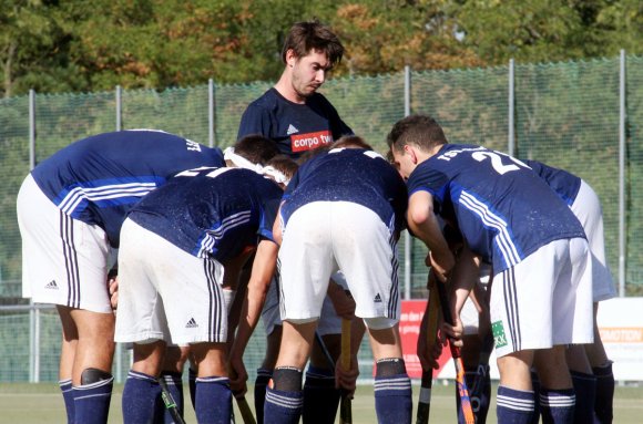 Wenn die Schott-Hockeymänner die Köpfe zusammenstecken, hecken sie etwas aus, meistens vor einer Kurzen Ecke. Nur Abwehrchref Chris Franik bewahrt den Überblick. Den sollte die Mannschaft am Samstag im ersten Feldrunden-Auswärtsspiel bei der TG Frankenthal behalten.