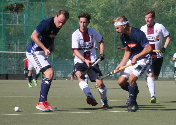 Vorbei wie hier der Ball an Simon Jacob (l.) und Max Nagel lief das Spiel nur in wenigen Phasen der Partie bei der TG Frankenthal. Doch das genügte für eine klare 0:4-Niederlage beim Zweitligaabsteiger.