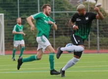 Tobias Kerz (l.) war an vielen Niersteiner Chancen beteiligt, Joseph Meiers (r.) Hüfte verursachte in der Nachspielzeit den Elfmeter...