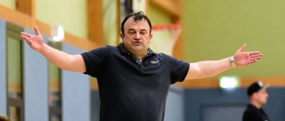 Haderte mit etlichen Pfiffen: DJK-Trainer Miro Sovic.