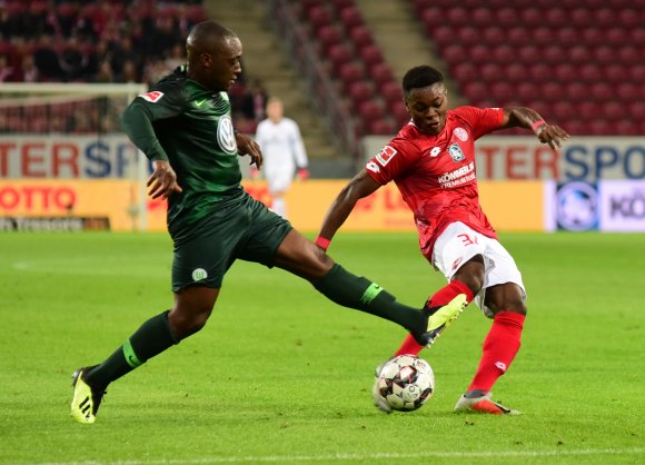 Ridle Baku zieht ab und trifft die Unterseite der Latte, von wo der Ball wieder ins Feld sprang. Unmittelbar danach war Schluss...