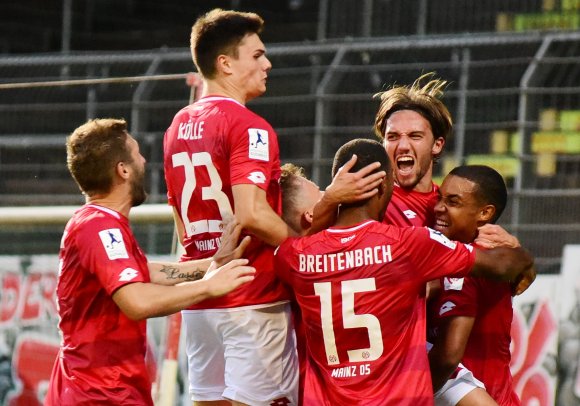 Der Torjubel im vorigen Heimspiel gegen den SSV Ulm 46 fiel überzeugend aus, das Zweikampfverhalten besonders bei gegnerischen Standards dagegen stahlte diese Selbstüberzeugung häufig zu wenig aus. Das war das Arbeitsthema in der Traingswoche der U23.