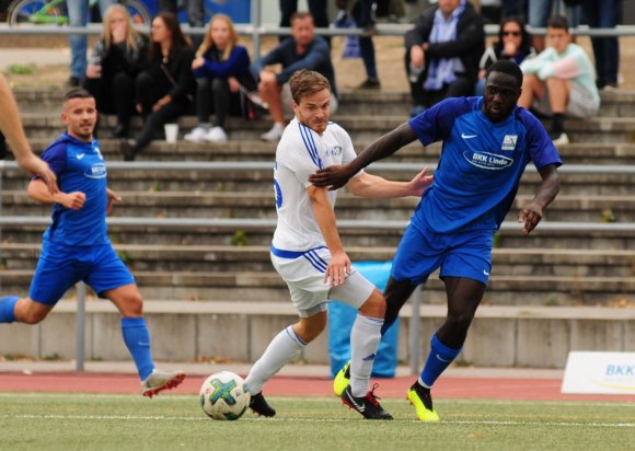 Raphael Assibey-Mensah (r.) dürfte perspektivisch zu einer echten Verstärkung des Schott-Angriffs werden. Am Sonntag steht für ihn und sein neues Team die Partie beim FCK II auf dem Programm.