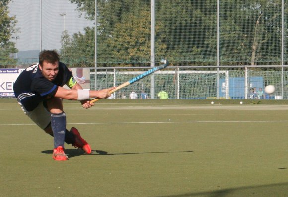 Wenn Alexander Hemmersbach an den Siebenmeterpunkt tritt, ist das Tor für den TSV Schott nahe: Zweimal nutzte der Kapitän die Chance beim 4:1-Sieg beim Dürkheimer HC.