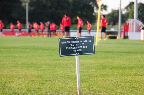 Da geht man als Profi gleich eingeschüchtert aufs Feld. Kein Wunder, dass die englische Nationalmannschaft sich so früh aus Brasilien verabschiedet hat.