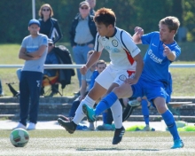 Basara-Mittelfeldspieler Mitsuhiro Shojo setzt sich gegen den Schifferstädter Fabian Klein durch. 