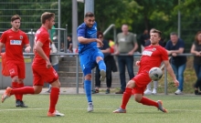 Ist auch hart gegen sich selbst: Sergen Yesilyurt (2.v.r.), der Mombacher Linksverteidiger, hier bei seinem Treffer zum 1:0 gegen Wormatia Worms II in der vorigen Saison.