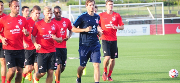 Laufen wie Gott in England: Auf dem handgeschnittenen Rasen lassen sich Fehler bei der Ballannahme nicht auf den Platz schieben.