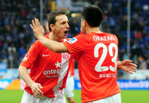Grund zum Jubeln: Zdenek Pospech und Shinji Okazaki.