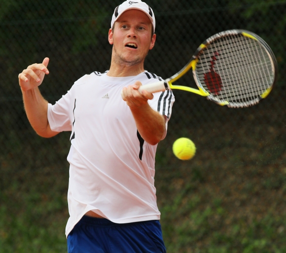 Sein Einzelsieg machte den dramatischen Endspurt gegen TEC Waldau Stuttgart erst möglich: Schott-Spieler Marco Lauderbach setzte sich in einem intensiven Match an Position sechs im Matchtiebreak durch. 