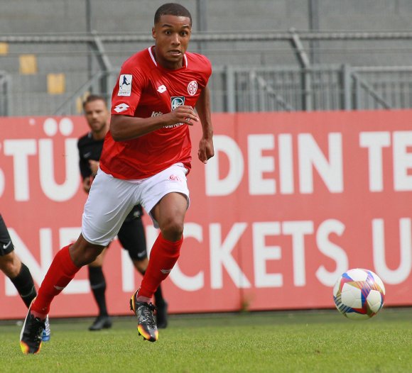 Leon Bell Bell stammt zwar aus dem Nachwuchs des 1. FC Kaiserslautern, die vergangene Regionalligasaison hat der 22-Jährige aber beim FSV Frankfurt zugebracht. Dort gibt es für ihn am Freitagabend ein Wiedersehen und im Idealfall drei Punkte mit der U23 des FSV Mainz 05..