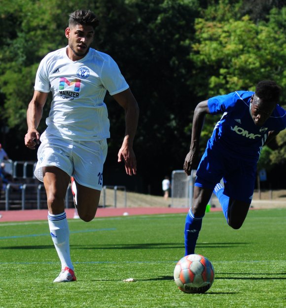 Khaled Abou Daya (l.) hatte in Waldalgesheim neben dem Treffer des Tages auch einige andere Torszenen zu bitten, flog in der Nachspielzeit allerdings auch vom Platz.