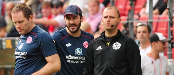 Kein Verständnis brachte Sandro Schwarz für das Verhalten der Unparteiischen auf, die das Foul an Jonathan Burkardt nicht per Videobeweis untersuchten...