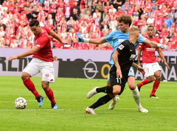 Zu seinen ersten Bundesligaeinsatz kam Ahmet Gürleyen im September gegen den FC Augsburg. Jetzt hat der Innenverteidiger seinen ersten Profivertrag unterschrieben.