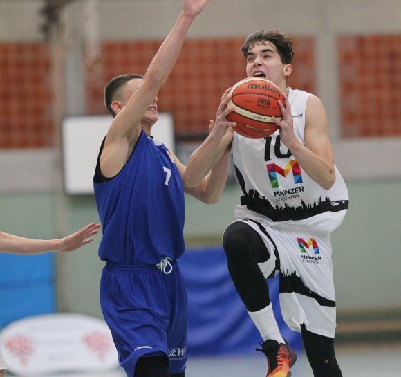 Vorige Saison noch in der JBBL, soll Tobias Oppenberg (r.) am Samstag einen der besten Schützen der Regionalliga aus dem Spiel nehmen.