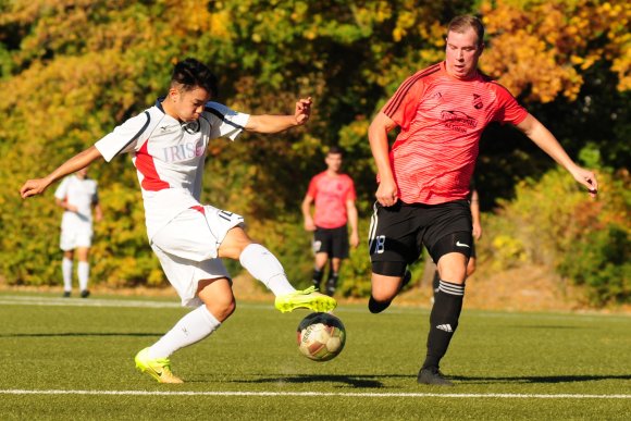 Daisuke Fukuhara ist dem Gimbsheimer Innenverteidiger Kevin Siebert an Schnelligkeit und Wendigkeit klar überlegen, macht aber nicht daraus.