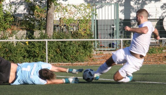 Der entscheidende Moment: Lirion Aliu (r.) setzt nach seinem verschossenen Elfmeter nach und scheint einen offenen Ball vor sich zu haben.