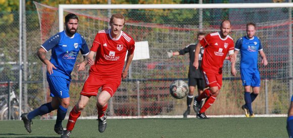 Vincent Reinke (vorne), dem Tugay Can nur noch nachschauen kann, brachte die TSVgg Stadecken-Elsheim gegen den TSV Ebersheim mit 1:0 in Führung.