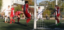Das 2:2: Nach einem Schuss von Marius Wiechert (l.) versucht Alexander Mellein (r.) den Linienübertritt des Balles zu verhindern, hat es aber offenbar nicht recht geschafft.