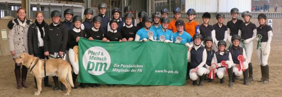 Gruppenbild mit (desinteressiertem) Hund zum Abschluss der Schulpferdeprüfung.