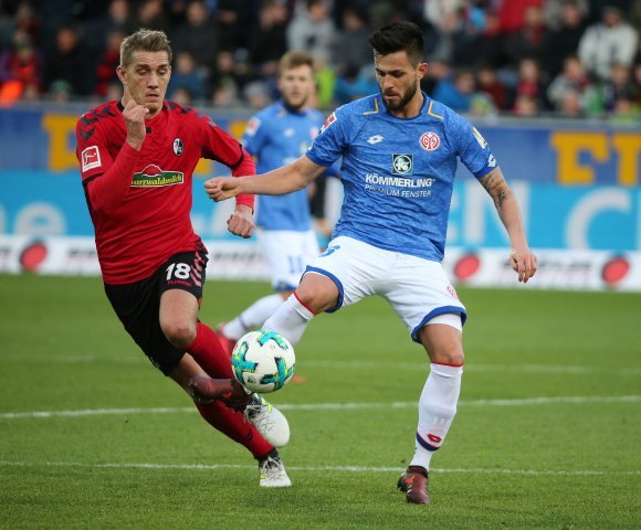 Danny Latza (r.) könnte den verletzten Ridle Baku in der Anfangself ersetzen.