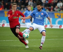 Danny Latza (r.) könnte den verletzten Ridle Baku in der Anfangself ersetzen.