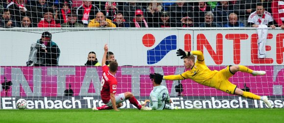 Da war's passiert: Thiago rutschte den Ball zum 1:2 ins Mainzer Tor.