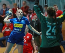 Katharina Mack gegen die 05-Torfrauen, dieses Duell entschied das Mainzer Derby in der Dritten Handballliga in der zweiten Halbzeit zugunsten der SG  Bretzenheim. 