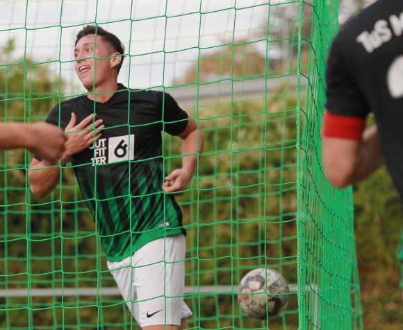 Der Ball im Netz, der Schütze glücklich: Jannik Kern, der noch in der ersten Szene vor dem Zeiskamer Tor gescheitert war, beteiligte sich wie auch Arlind Hoti und Etienne Portmann zweimal am Torfestival beim Tabellenvorletzten.