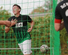 Der Ball im Netz, der Schütze glücklich: Jannik Kern, der noch in der ersten Szene vor dem Zeiskamer Tor gescheitert war, beteiligte sich wie auch Arlind Hoti und Etienne Portmann zweimal am Torfestival beim Tabellenvorletzten.