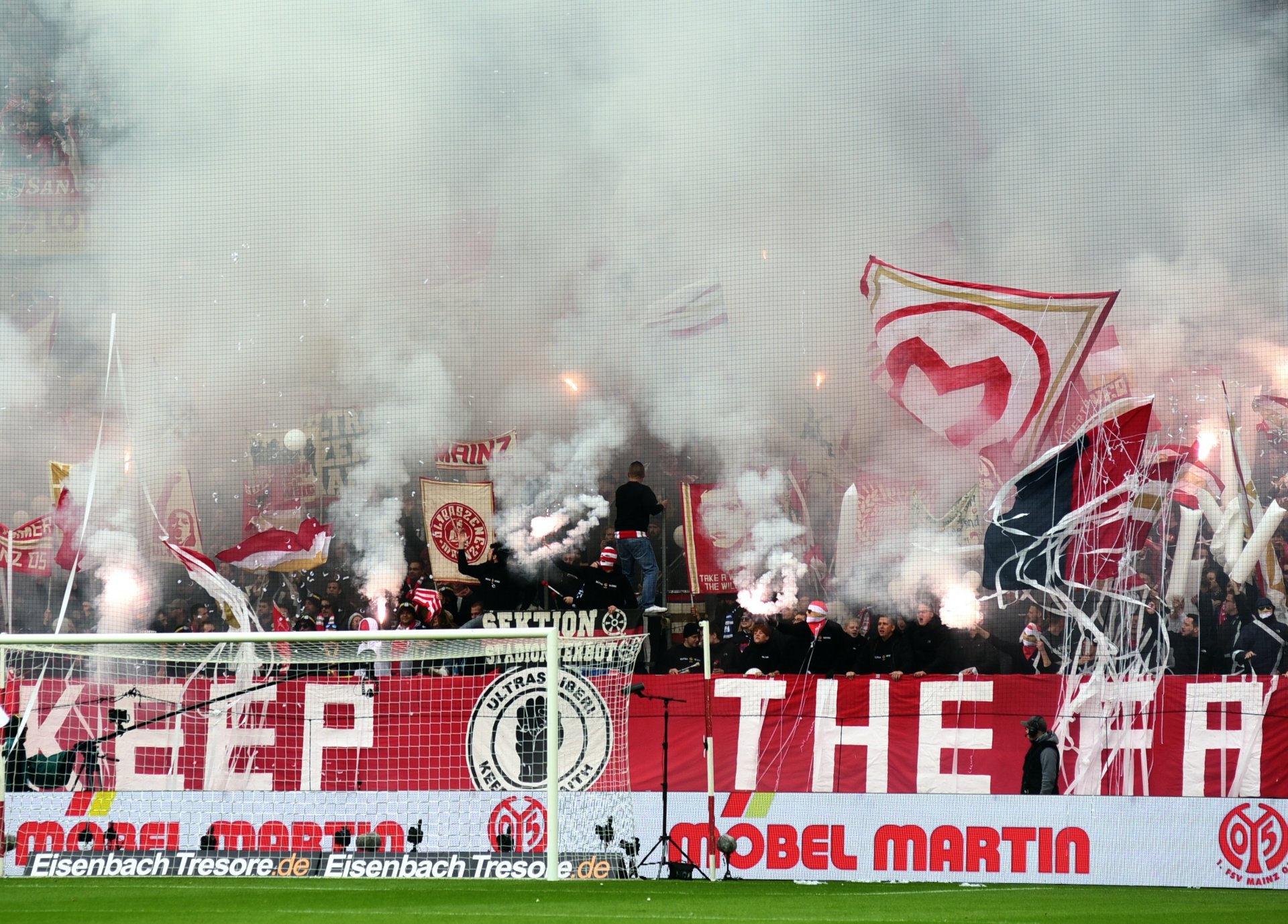 ...das nicht gefallen wäre, hätten sich die 05er an ihren Fans orientiert und den weißen Rauch als Zeichen der Aufgabe interpretiert.