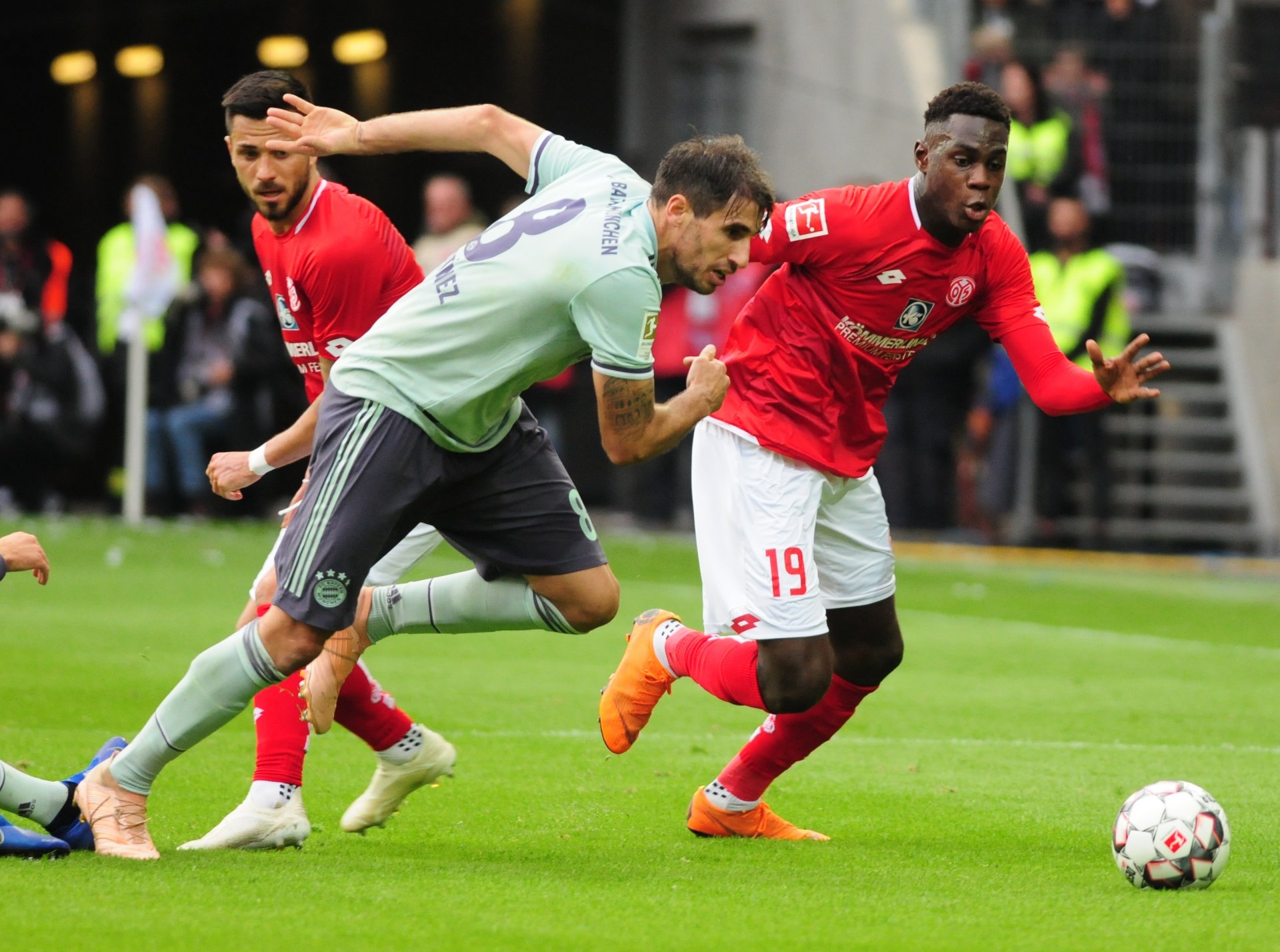 Intensive Zweikämpfe gab es auch zwischen Javi Martinez und Moussa Niakhaté zu sehen.