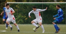 Die Freiheiten im Spielaufbau, wie sie hier Basara-Spieler Yuya Okuda genießt, waren im Derby groß, die Teams gingen den Zweikämpfen gerne aus dem Weg und sahen im Derby lediglich je zwei Gelbe Karten.