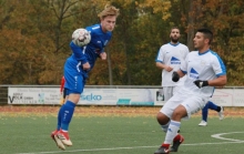Jan Becher (l.) und der SV Klein-Winternheim taten sich sehr schwer beim SV Italclub...