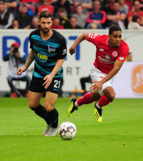 Phillipp Mwene, hier im Heimspiel gegen Hertha BSC, hat in Augsburg nachhaltig auf sich aufmerksam gemacht.