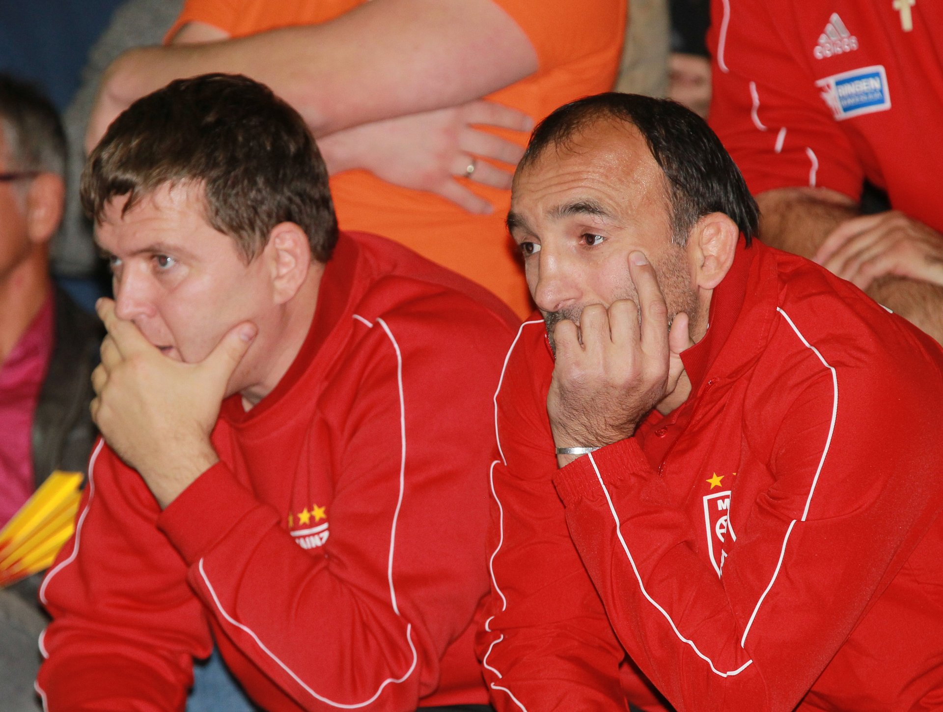 Alles in allem verbrachten der Mainzer Cheftrainer Davyd Bichinashvili (r.) und sein Assistent Steven Krumbholz einen entspannten Abend in der Laubenheimer Sporthalle. 
