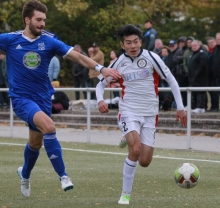 Schon das Derby gegen die TSG Bretzenheim (l. Paul Poseck) hatte Yugi Sone durch seinen Treffer entschieden, nun stellte er beim 5:0-Sieg beim VfR Grünstadt die Weichen durch einen Doppelpack in der Anfangsphase früh auf Sieg.