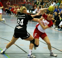 Julia Löbich (r.) versucht sich auf der Außenposition gegen ihre Ex-Mannschaftskameradin Nicole Steinfurth duchzusetzen. Löbich konnte sich diesmal nicht in die Torschützenliste eintragen.