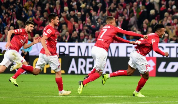 Jean-Philippe Gbamin war kaum noch einzufangen, nachdem er das 2:0 erzielt hatte. Robin Quaison gab alles, Danny Latza und Aarón mussten nicht mehr eingreifen.