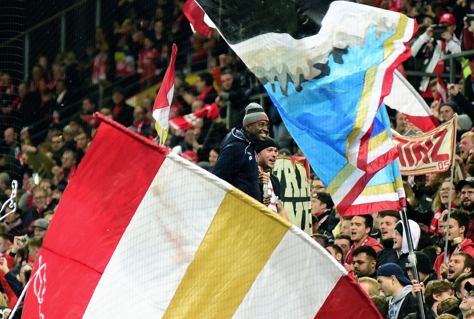 Jean-Philippe Mateta hatte so viel Spaß auf dem Zaun, dass er am liebsten oben geblieben wäre. „Das Lied singen wir jetzt jede Woche“, sagte er später.