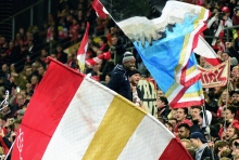 Jean-Philippe Mateta hatte so viel Spaß auf dem Zaun, dass er am liebsten oben geblieben wäre. „Das Lied singen wir jetzt jede Woche“, sagte er später.